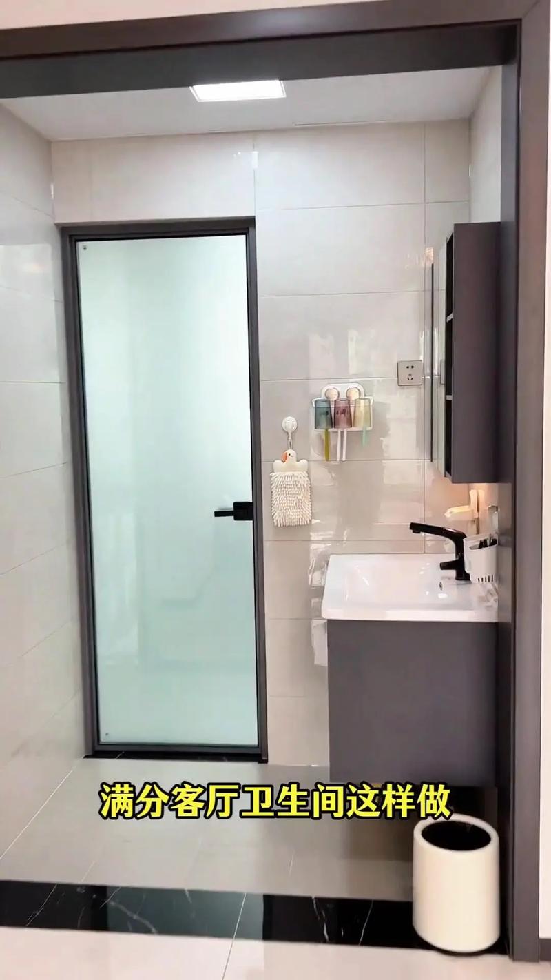 客厅风水画面向厕所摆放合适吗？