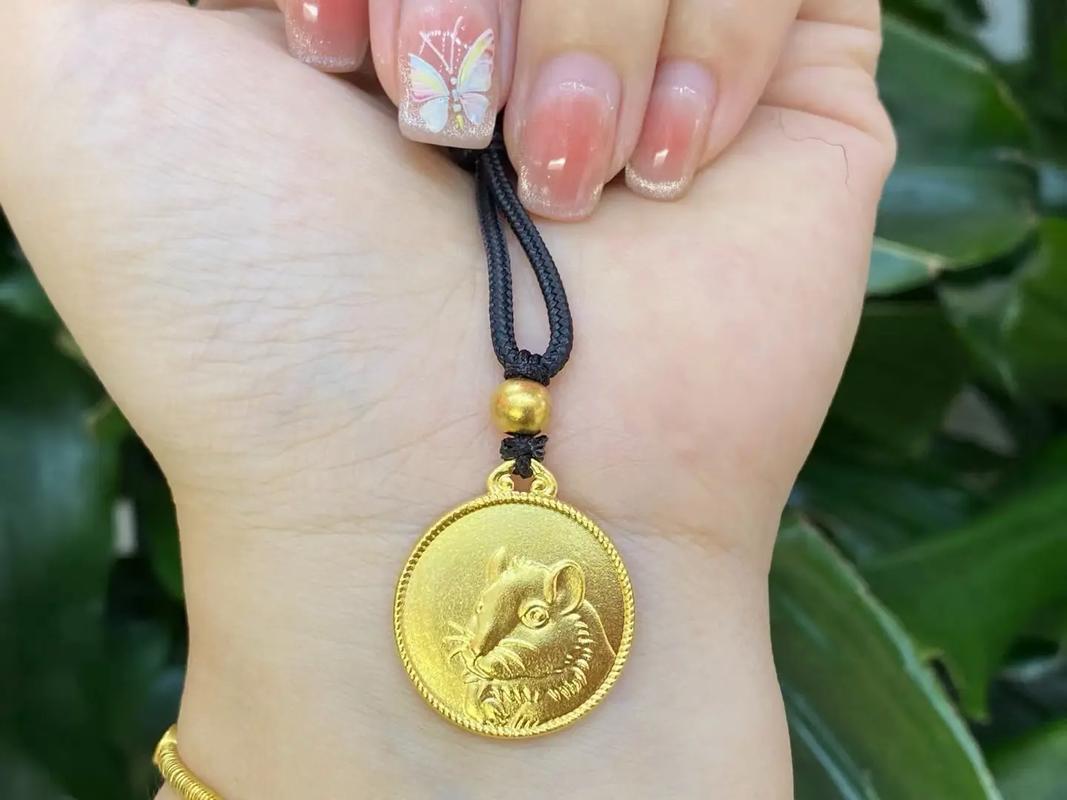 属鼠的96年人找什么命干妈，适合佩戴什么材质的饰品？