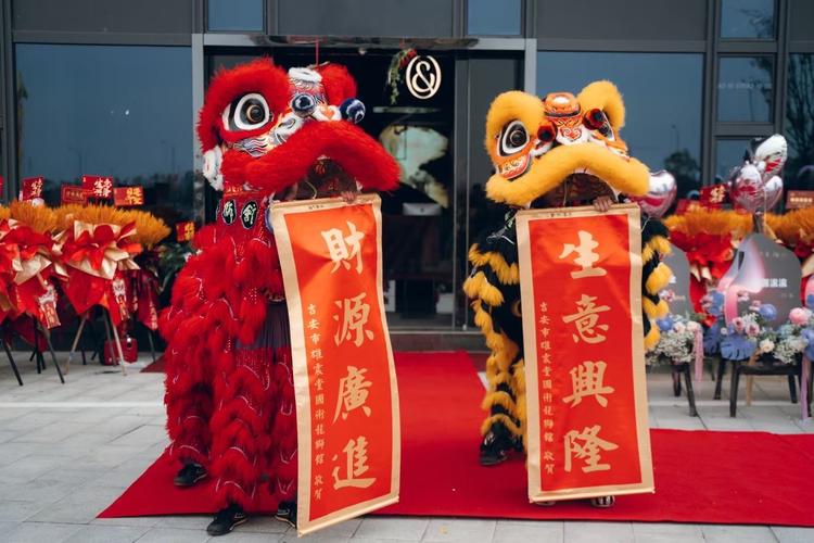 开店大门朝哪个方向有利于吸引猴年出生的顾客？