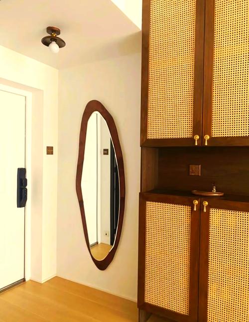 客厅摆放风水镜需要注意哪些事项和禁忌？