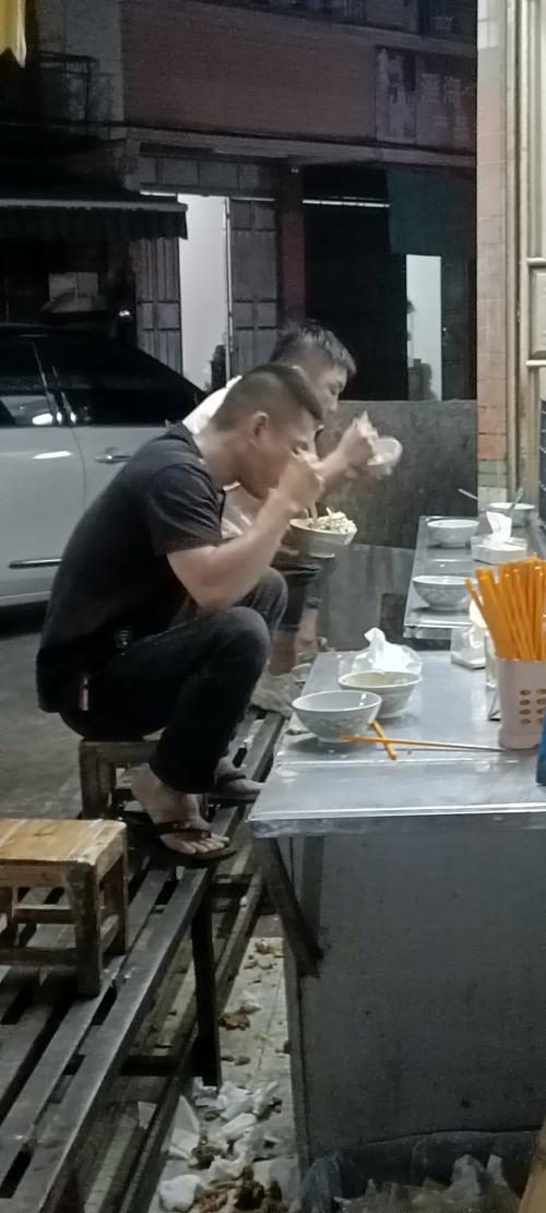 蹲着吃饭的人命运如何？是哪个地方的风俗习惯？