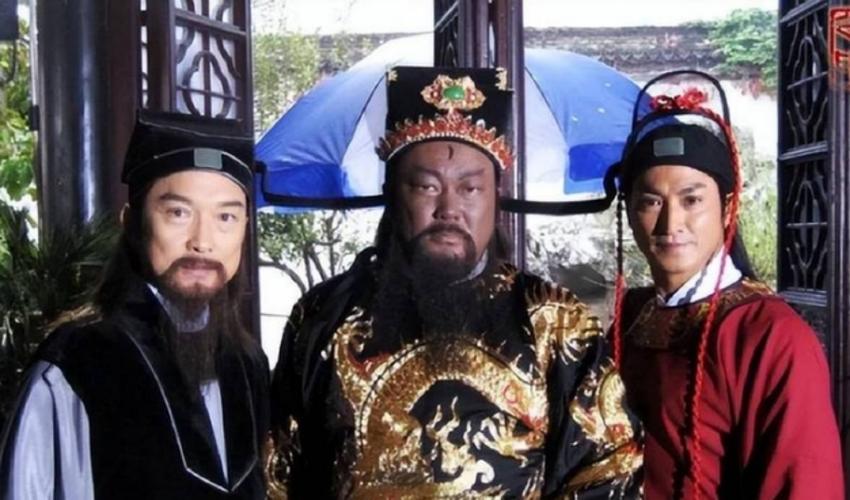 何家劲八字命理中，哪些特点预示着他未来的事业和财运走向？