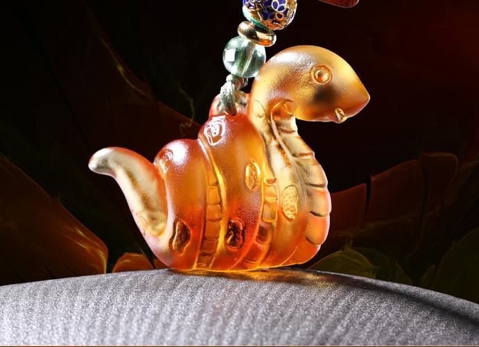 1977年属蛇的车上挂什么吉祥物蕞合适？