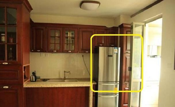 卧室风水禁忌：冰箱门正对床位是否会影响运势？