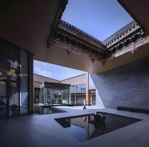 北京现代建筑的设计中，是否融入了与风水相关的元素呢？