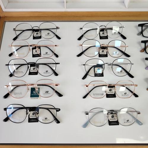 白蜡金命适合佩戴哪种款式的眼镜？