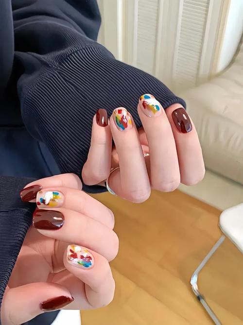女生指甲彩色代表什么命？指甲短又是什么命呢？