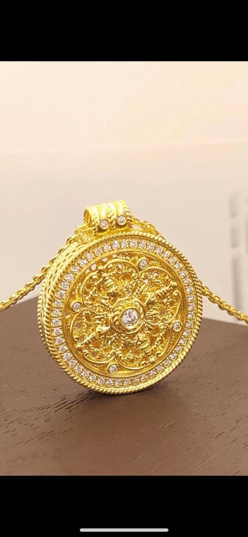 八字水命适合佩戴什么款式的首饰？