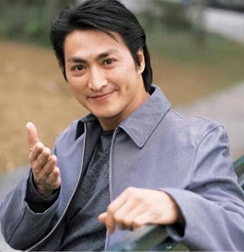 何家劲八字命理中，哪些特点预示着他未来的事业和财运走向？