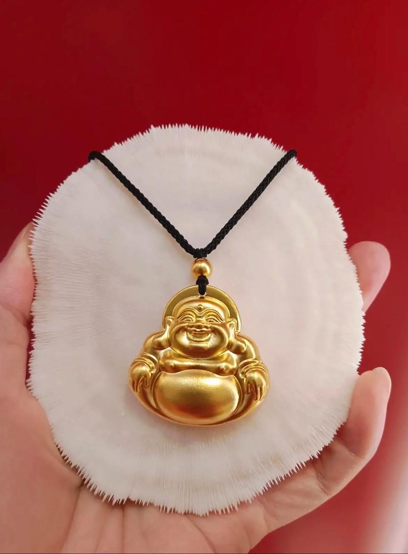 女人戴金佛吊坠适合哪些命的人？有哪些禁忌需要注意？