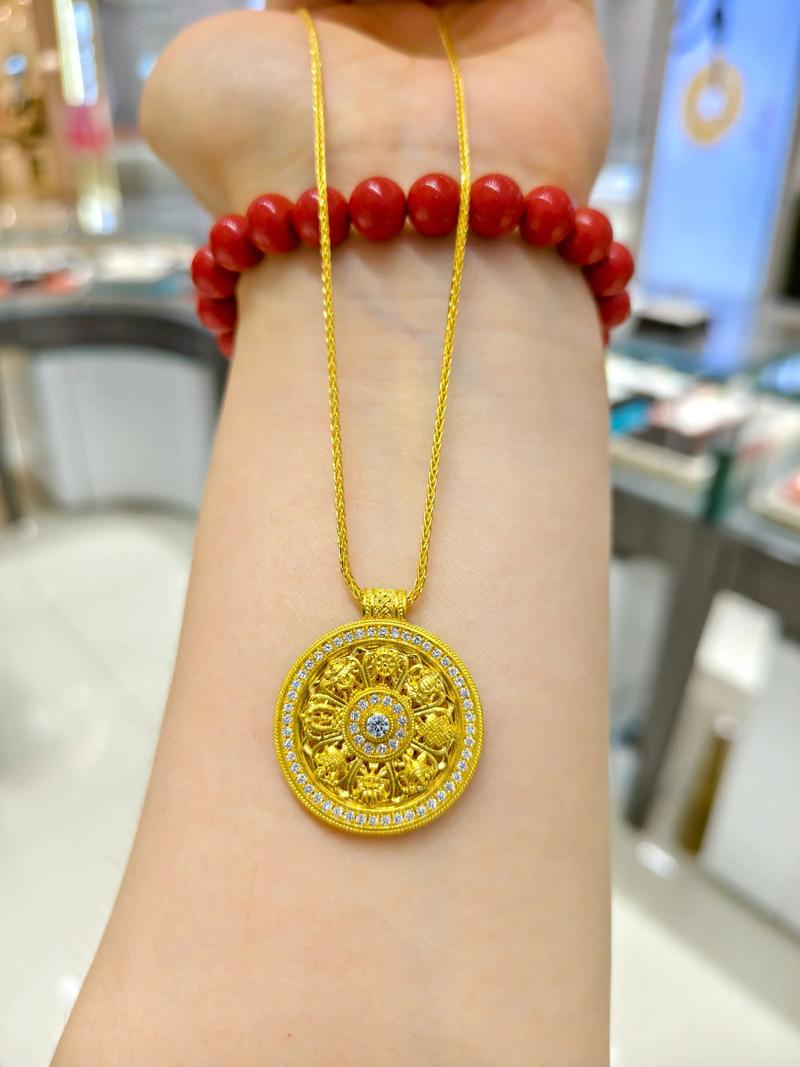 八字火旺男性适合佩戴哪些饰品或宝石？