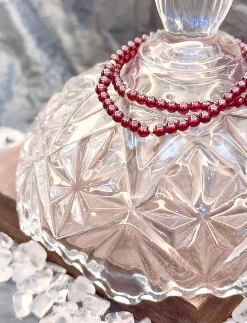 81年石榴木命适合佩戴哪些首饰？