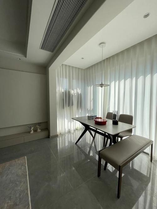 阳台摆放餐桌风水如何？是否适宜？