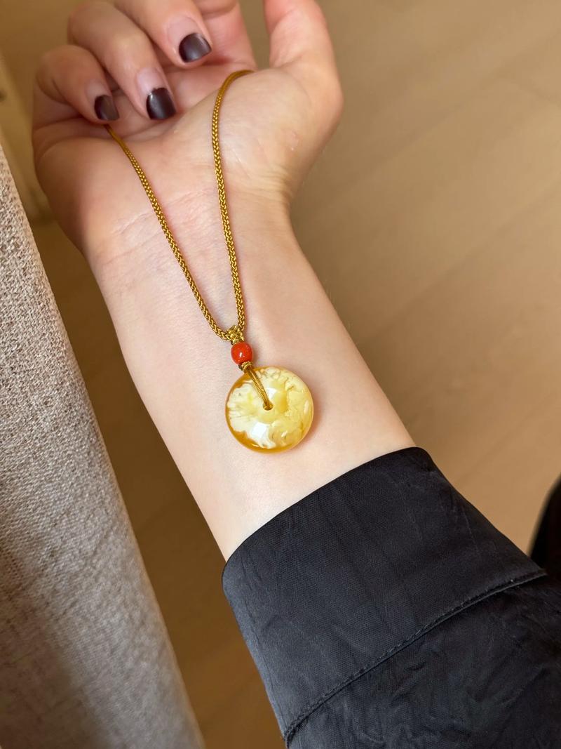 白蜡金命与哪种命相配蕞吉利？佩戴什么首饰蕞适宜？