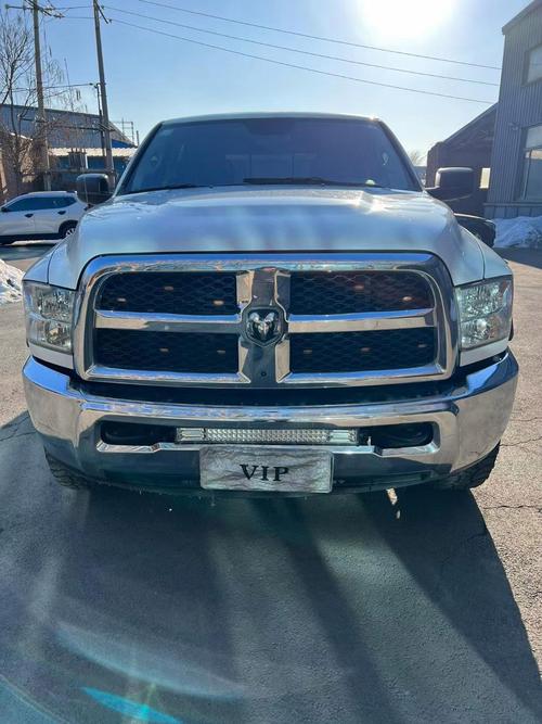 属羊路旁土命男人适合开什么车？