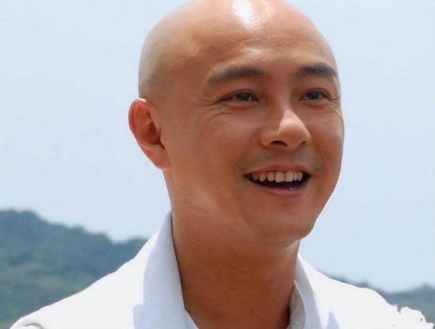 张卫健的八字命理中真的没有子嗣的迹象吗？这是否意味着他注定无后？