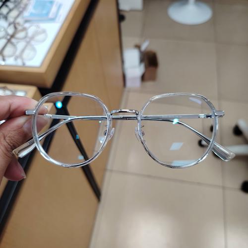 白蜡金命适合佩戴哪种款式的眼镜？