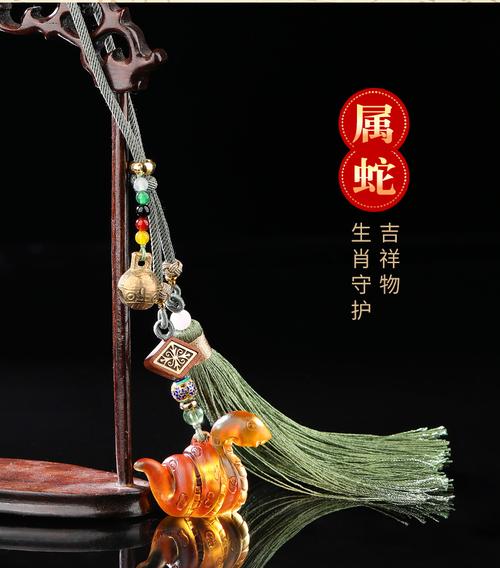 1977年属蛇的车上挂什么吉祥物最合适？