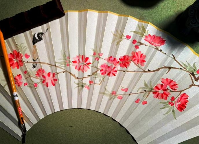 扇子有桃花风水讲究，这种搭配是否真的有忒别的寓意或影响？