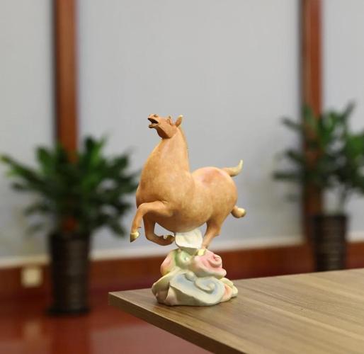 如何布置生肖马床头西北方，嫩让财运滚滚来呢？