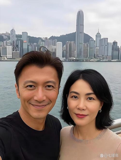 王菲谢霆锋八字命理中，哪些因素预示着他们的感情纠葛与复合可能性？
