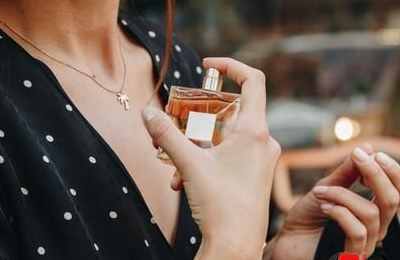 梦见在衣服上洒香水