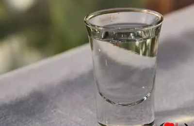 梦到自己拿白酒