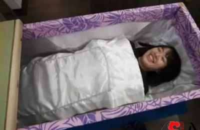 梦见棺材下边躺人