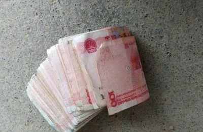 梦见把钱扔了一地