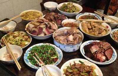 梦见家里款待客人吃饭