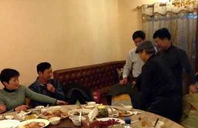 梦见好多同学一起吃饭