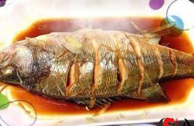 梦见吃饭吃鱼