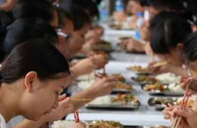 梦见在学校吃饭