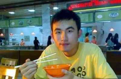 梦见一个人端着碗吃饭