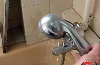 梦见在水里洗澡