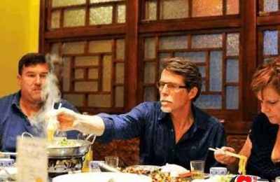 梦见和认识的人吃饭