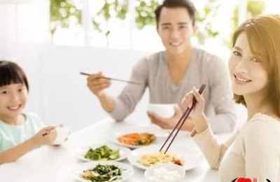 梦见全家人一起吃饭