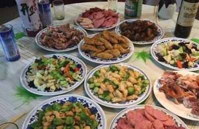 梦见家里人请吃饭