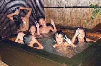 梦见洗澡边上也有异性
