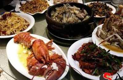 梦见请很多人吃饭