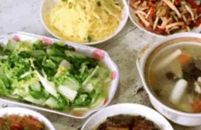 梦见一桌人吃饭
