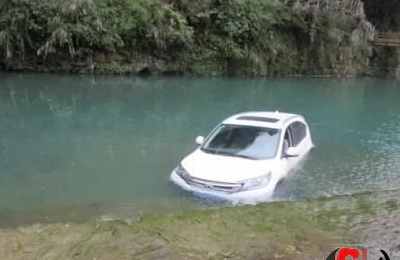 梦见开车开河里