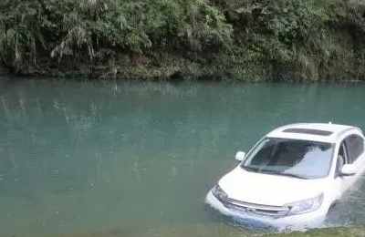 梦见开车掉河里