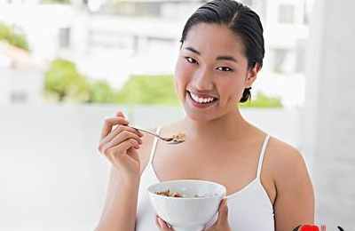 梦见女人自己吃饭