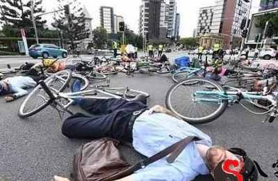 梦见要被车撞