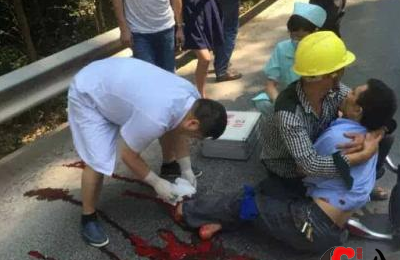梦见出车祸许多血