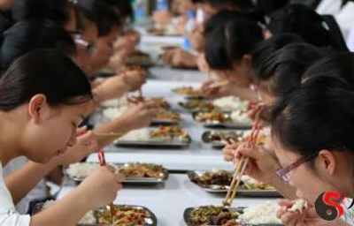 梦见在学校吃饭