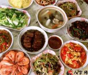 梦见一桌人吃饭