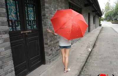 梦见下雨打红伞