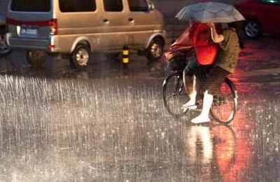 梦见下暴雨水到家中